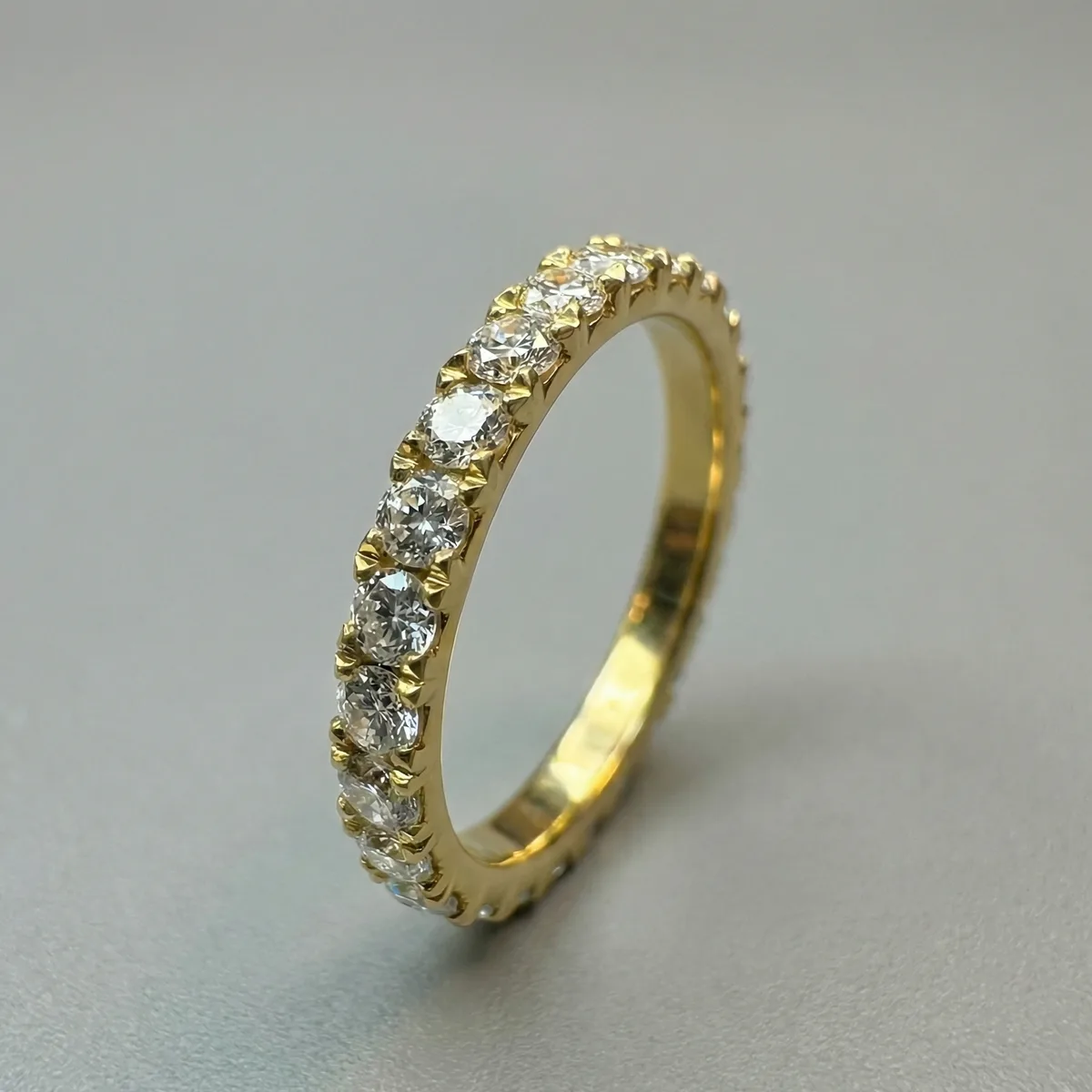 Memoire-Ring aus Gelbgold, rundum mit Brillanten in Fishtail-Fassung ausgefasst